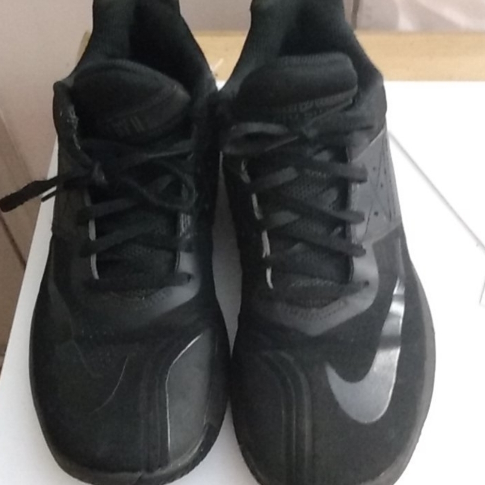 Nike fly By ll Sneakers sz 7.5 w